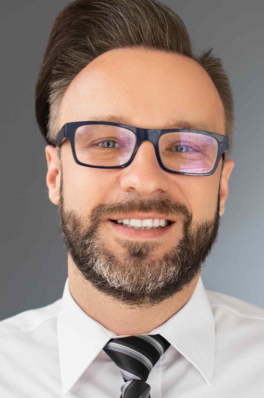 https://old.work-tech.co/wp-content/uploads/2019/02/team_02-850x1280.jpg